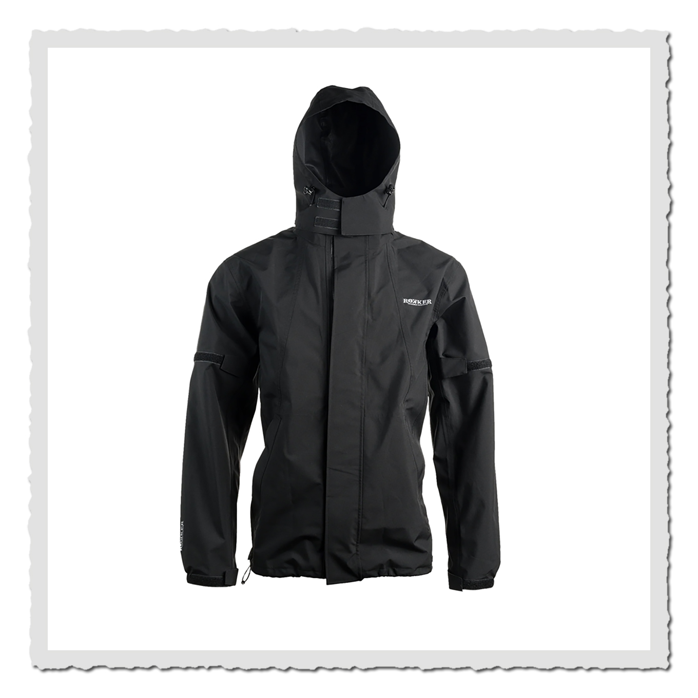 Schwarze Regenjacke mit Kapuze, Vorderansicht freigestellt auf weißem Hintergrund.